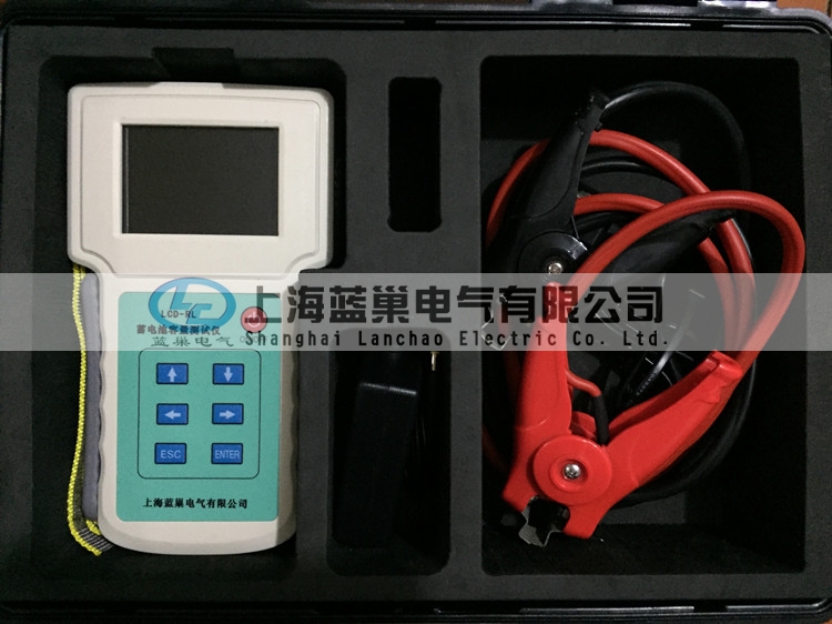 LCD-RL蓄電池容量測試儀，是快速準確測量蓄電池健康狀態(tài)、荷電狀態(tài)以及連接電阻等參數(shù)的數(shù)字存儲式儀器。本儀表通過在線測試，能顯示并記錄單節(jié)及整組電池的電壓、內(nèi)阻、容量、溫度等重要參數(shù)，可自動判別精確有效地挑出落后電池。