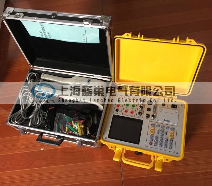 三相電能表現場校驗儀采用大屏幕彩色液晶作為顯示器，全中文圖形化操作界面并配有漢字提示信息、多參量顯示的液晶顯示界面，人機對話界面友好，向量圖顯示及接線判斷為檢查電路的正確性提供了可靠的依據。